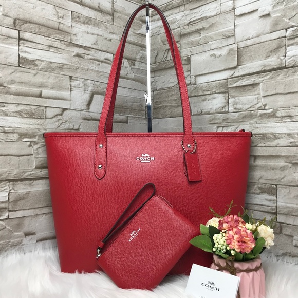 Coach Handbags - 👜COACH SET🌺 CITY ZIP TOTE & WRISTLET